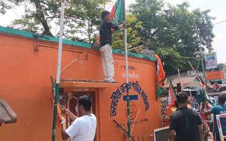 দলীয় কার্যালয় ফেরত ঘিরে নতুন বিতর্ক, তৃণমূল অফিস থেকে উদ্ধার শতাধিক রেশন কার্ড, উত্তেজনা সাহড়ায়