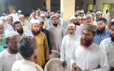 গো হত্যা বন্ধ ও গরুকে জাতীয় পশুর স্বীকৃতির দাবিতে সরব ইমাম-মোয়াজ্জেনরা, স্বরূপনগর ব্লক অফিসে বিক্ষোভ