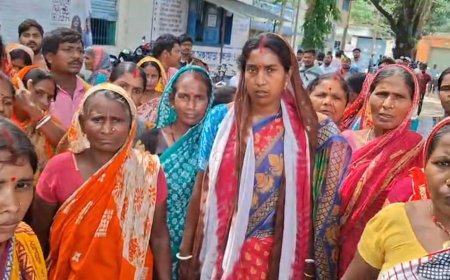 আবাস যোজনায় টাকা নেওয়ার অভিযোগ, তৃণমূল প্রধানের শাস্তির দাবিতে ব্লক প্রশাসনের দ্বারস্থ শতাধিক গ্রামবাসী