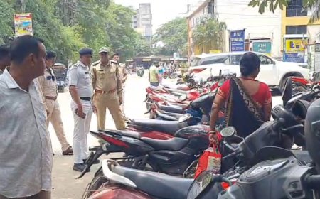 সিটি সেন্টারে 'নো পার্কিং' এলাকায় পুলিশের অভিযান, জরিমানা একাধিক বাইকের বিরুদ্ধে