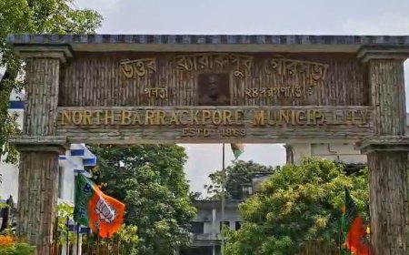 "চোর, তোলাবাজ, খুনি" পোস্টারে সরগরম উত্তর ব্যারাকপুর কাউন্সিলর রবীন্দ্রনাথ ভট্টাচার্যের বিরুদ্ধে বিস্ফোরক অভিযোগ