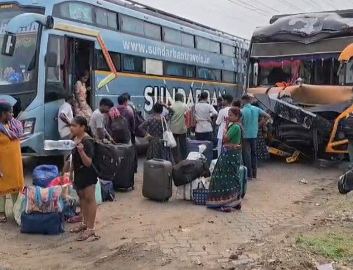 রানীগঞ্জে পরিযায়ী শ্রমিকবোঝাই বাস দুর্ঘটনা, আহত মহিলা-শিশুসহ ৪