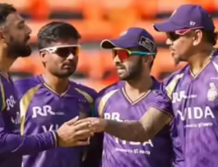 টানা তিন ম্যাচ জিতে আইপিএলের প্লেঅফের লড়াইয়ে কেকেআর