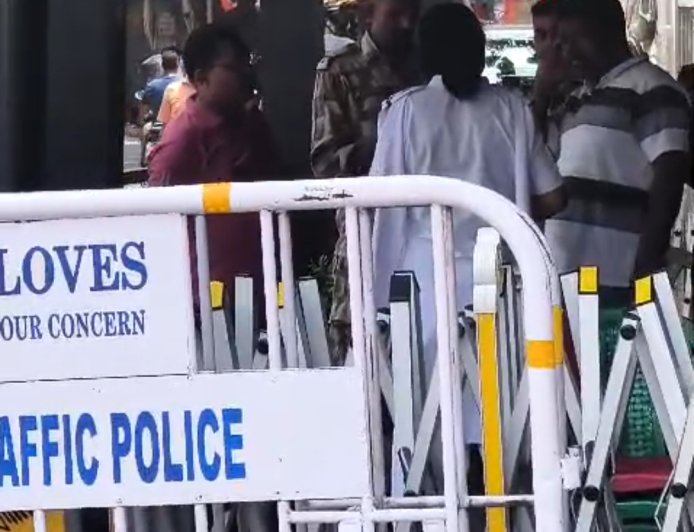 মমতা-অভিষেকের অতিরিক্ত নিরাপত্তা কাটছাঁট, সরানো হল ব্যারিকেড ও পুলিশ কিয়স্ক