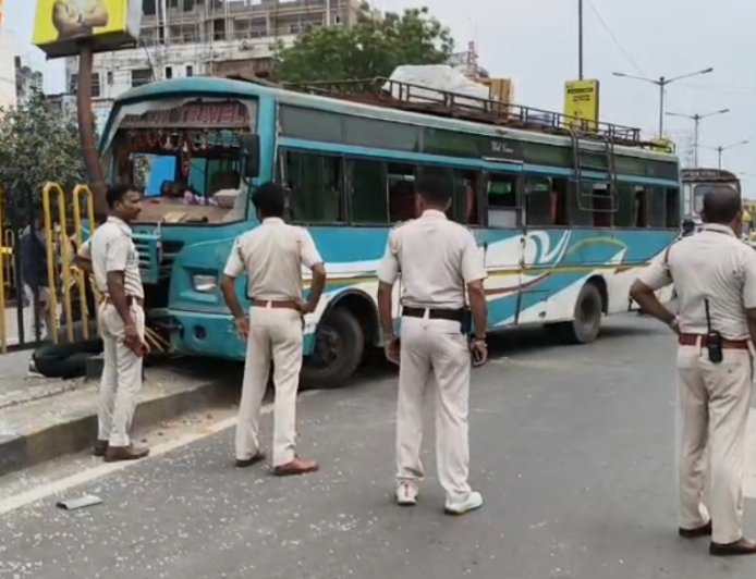 মালদায় নিয়ন্ত্রণ হারিয়ে ডিভাইডারে বাসের ধাক্কা, গুরুতর জখম ৩