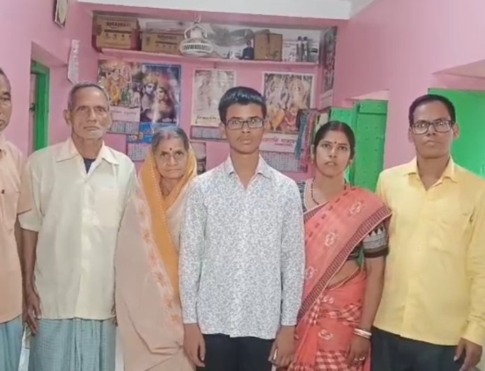 মাত্র ৩ নম্বরের আক্ষেপ, রাজ্যের মেধাতালিকায় স্থান পেল না বীরভূমের অরূপ দাস