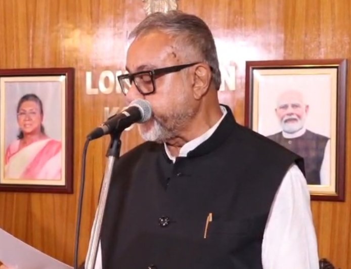 লোকভবনে শপথ নিলেন বর্ষীয়ান বিধায়ক তাপস রায়
