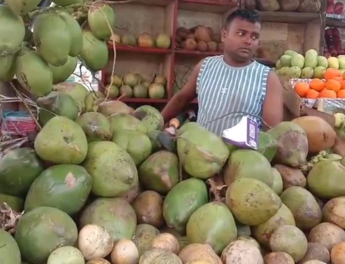 বৈশাখের কাঠফাটা গরমে বাড়ছে ডাবের চাহিদা