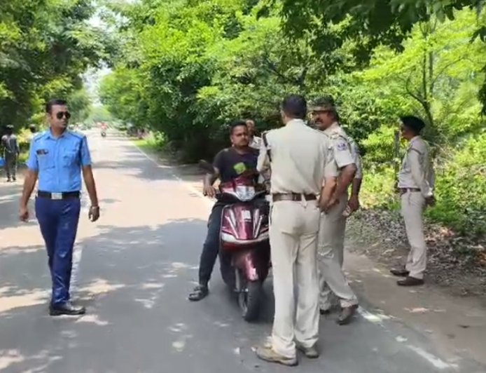 নতুন সরকার আসতেই ট্রাফিকে কড়া অভিযান, রাস্তায় নামল পুলিশ