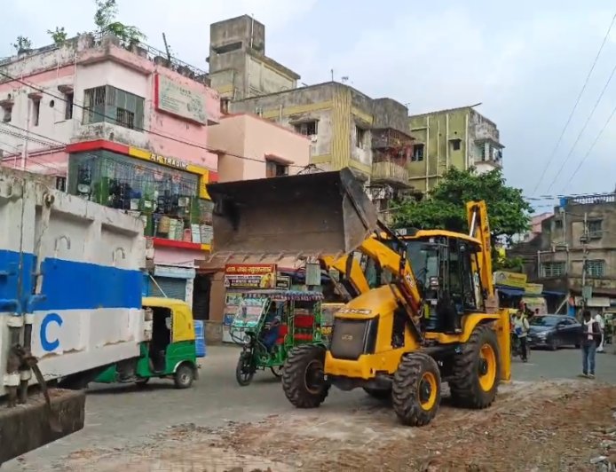 গড়িয়ায় বেআইনি নির্মাণে বুলডোজার, গুঁড়িয়ে দেওয়া হল অবৈধ কাঠামো