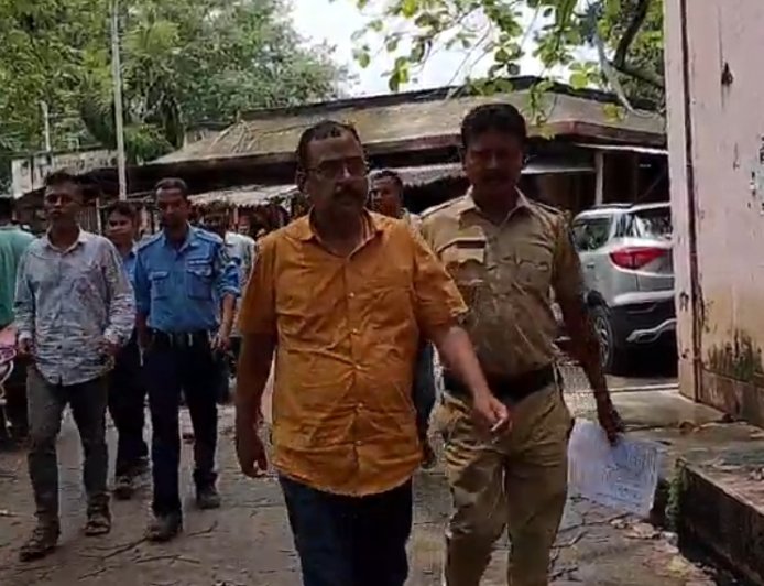 কাটমানি ও প্রাণনাশের হুমকির অভিযোগে জেলা পরিষদের কর্মাধ্যক্ষ-সহ তিনজন গ্রেফতার, আদালতে পেশ বালুরঘাটে
