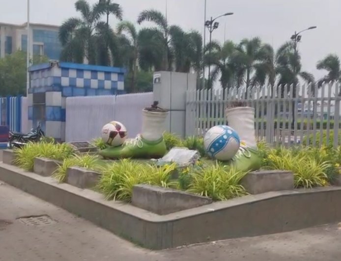 যুবভারতীর সামনে স্ট্যাচু থেকে সরানো হল 'বিশ্ব বাংলা' লোগো, রাজনৈতিক মহলে জোর চর্চা