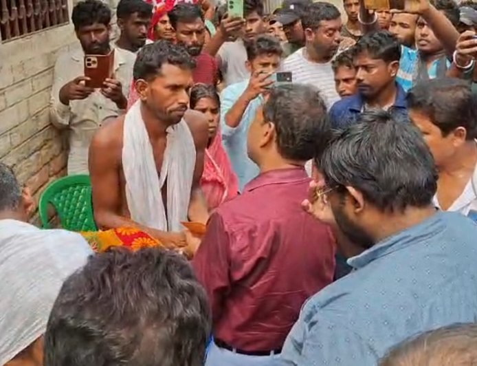 গঙ্গায় ডুবে তিন নাবালিকার মর্মান্তিক মৃত্যু, শোকাহত পরিবারের পাশে মানিকচকের বিজেপি বিধায়ক গৌড়চন্দ্র মণ্ডল