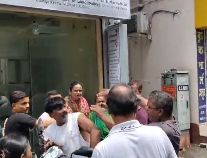 বেলেঘাটায় উত্তেজনা, প্রোমোটার ঘনিষ্ঠকে মারধরের অভিযোগ