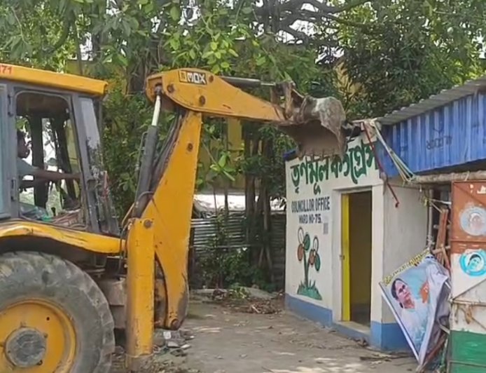আসানসোলে আবার তৃণমূল পার্টি অফিসে বুলডোজার, ভাঙল সেল কর্তৃপক্ষ