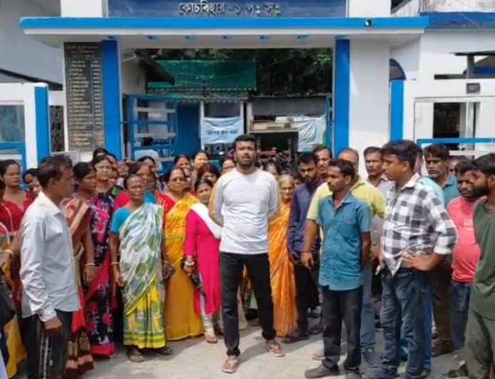 কোচবিহারে আবাস যোজনার টাকা নিয়ে 'কাটমানি' অভিযোগে বিক্ষোভ, অঞ্চল অফিস ঘেরাও