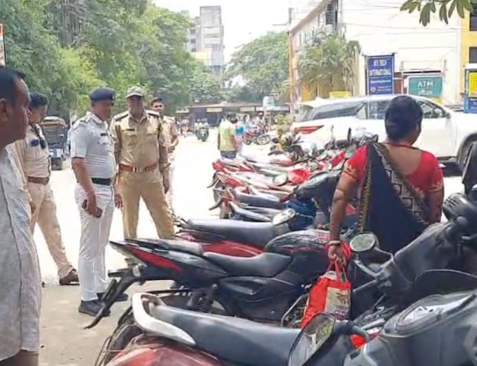 সিটি সেন্টারে 'নো পার্কিং' এলাকায় পুলিশের অভিযান, জরিমানা একাধিক বাইকের বিরুদ্ধে