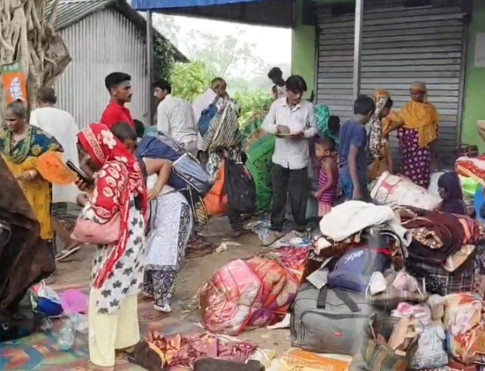 আবারও স্বরূপনগরের হাকিমপুর সীমান্তে ভিড়, বাংলাদেশে ফিরতে জড়ো শতাধিক বাংলাদেশি নাগরিক