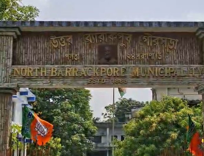 "চোর, তোলাবাজ, খুনি" পোস্টারে সরগরম উত্তর ব্যারাকপুর কাউন্সিলর রবীন্দ্রনাথ ভট্টাচার্যের বিরুদ্ধে বিস্ফোরক অভিযোগ