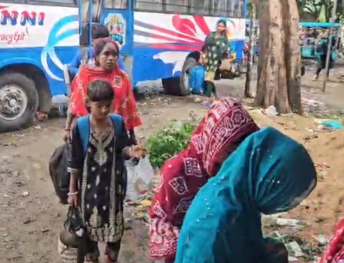 শ্বরূপনগরের হাকিমপুর সীমান্তে ফের বাংলাদেশিদের ভিড়, বৃষ্টিতে অস্থায়ী আশ্রয়ের ব্যবস্থা