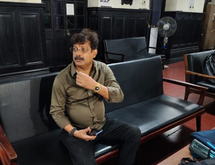 কলকাতা পুরসভায় ফের ভাঙনের ইঙ্গিত, পদ ছাড়ছেন দুই তৃণমূল নেতা