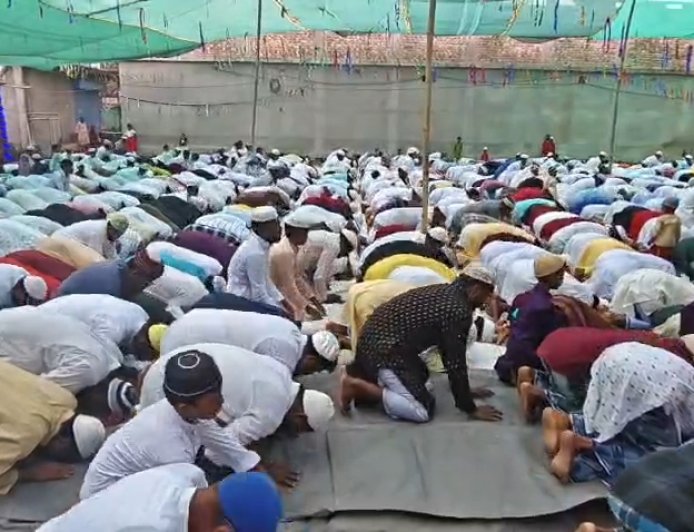 খুশির ঈদ গঙ্গাসাগরে! নামাজ শেষে আলিঙ্গনে মাতলেন হাজার হাজার