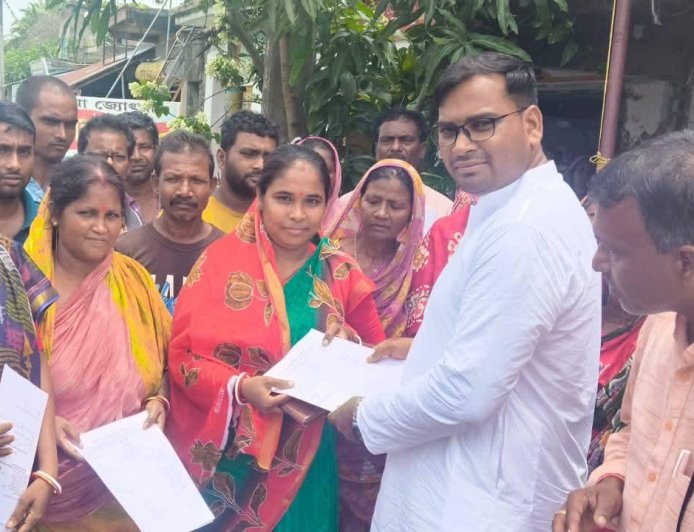 লক্ষক্ষ্মার ভাণ্ডারের বদলে এবার 'অন্নপূর্ণা যোজনা'! সাগরে মহিলাদের হাতে ৩ হাজার টাকার ফর্ম তুলে দিলেন বিধায়ক সুমন্ত মণ্ডল ও বিডিও*