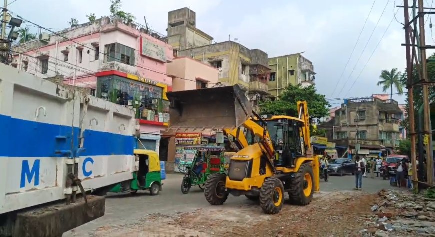 গড়িয়ায় বেআইনি নির্মাণে বুলডোজার, গুঁড়িয়ে দেওয়া হল অবৈধ কাঠামো