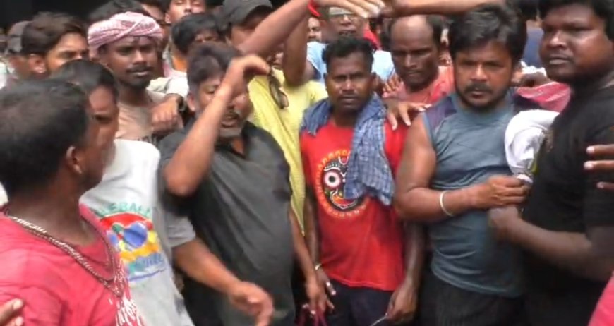 দু'মাসের বকেয়া বেতনকে কেন্দ্র করে নৈহাটি পুরসভার সামনে বিক্ষোভআরবান কর্মীদের
