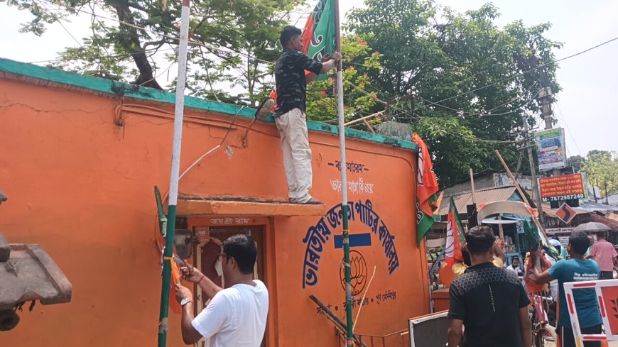 দলীয় কার্যালয় ফেরত ঘিরে নতুন বিতর্ক, তৃণমূল অফিস থেকে উদ্ধার শতাধিক রেশন কার্ড, উত্তেজনা সাহড়ায়