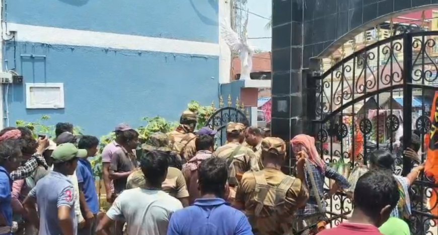বেতন বৃদ্ধি ও চাকরি স্থায়ীকরণের দাবিতে পৌরসভায় তালা, বিক্ষোভে সামিল প্রায় ৯০ সাফাই কর্মী
