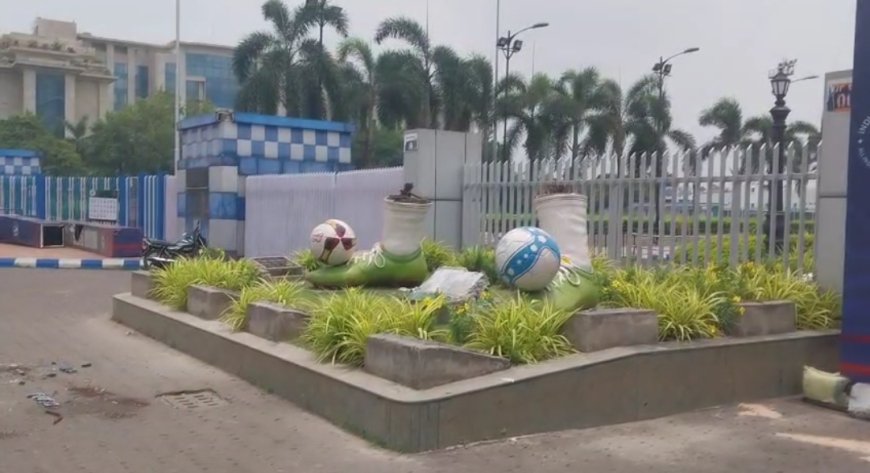 যুবভারতীর সামনে স্ট্যাচু থেকে সরানো হল 'বিশ্ব বাংলা' লোগো, রাজনৈতিক মহলে জোর চর্চা