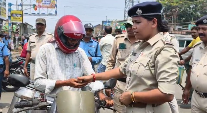 মেছেদায় ট্রাফিক সচেতনতা কর্মসূচি, হেলমেটহীন চালকদের জরিমানা ও সচেতনতার বার্তা