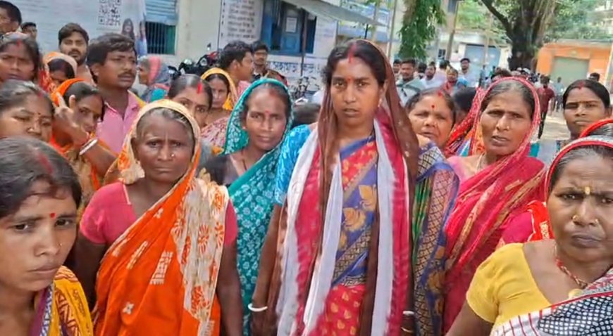 আবাস যোজনায় টাকা নেওয়ার অভিযোগ, তৃণমূল প্রধানের শাস্তির দাবিতে ব্লক প্রশাসনের দ্বারস্থ শতাধিক গ্রামবাসী