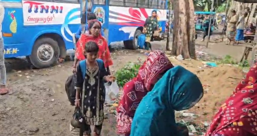 শ্বরূপনগরের হাকিমপুর সীমান্তে ফের বাংলাদেশিদের ভিড়, বৃষ্টিতে অস্থায়ী আশ্রয়ের ব্যবস্থা