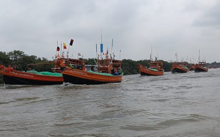 অবশেষে প্রতীক্ষার অবসান! গঙ্গাপুজো সেরে ইলিশের খোঁজে সমুদ্রে নামল হাজারো ট্রলার