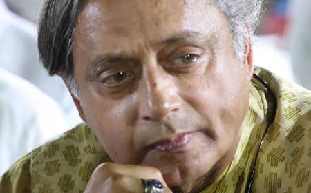 মোদির প্রশংসা করায় থারুরকে খোঁচা কংগ্রেসের