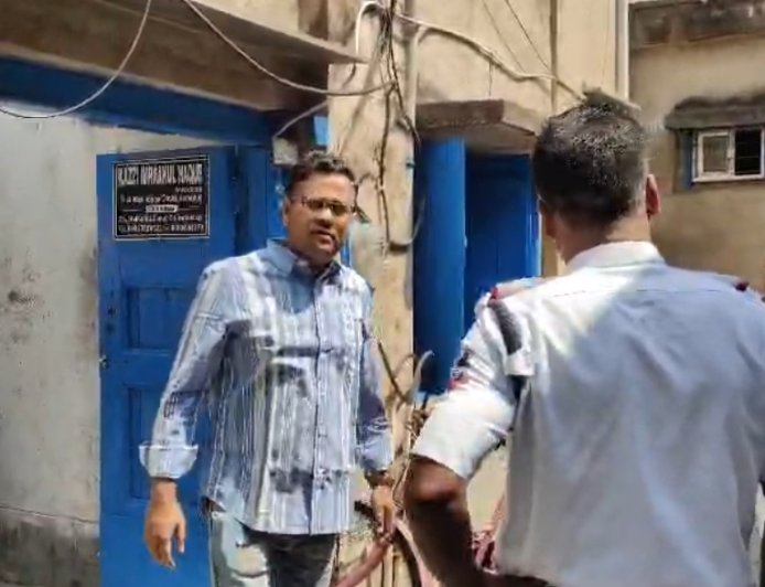 চুঁচুড়ার প্রাক্তন বিধায়ক  অসিত মজুমদার ও পুরসভার  ভাইস-চেয়ারম্যান পার্থ সাহাকে আটক  করল পুলিশ