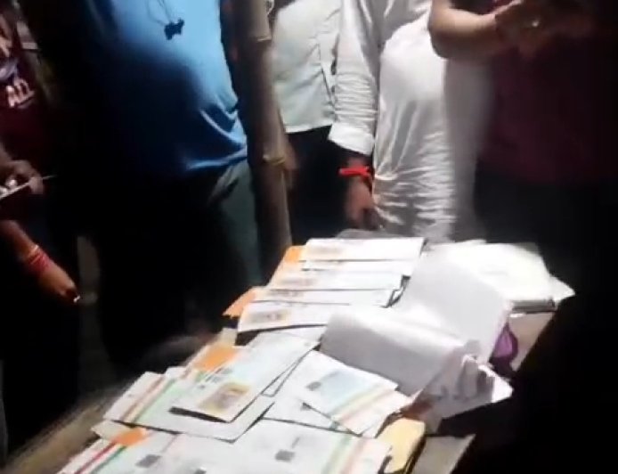 নামখানায় চায়ের দোকান থেকে আধার-ভোটার ও এটিএম কার্ড উদ্ধার! তদন্তে পুলিশ