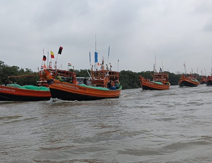 অবশেষে প্রতীক্ষার অবসান! গঙ্গাপুজো সেরে ইলিশের খোঁজে সমুদ্রে নামল হাজারো ট্রলার