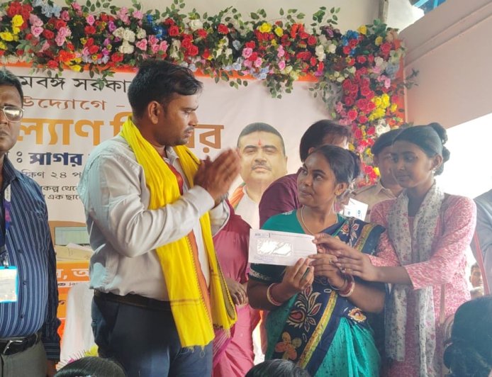 সাগর-নামখানায় জনকল্যাণ শিবির: স্বনির্ভর গোষ্ঠীর মহিলাদের হাতে ঋণের চেক তুলে দিলেন বিধায়ক