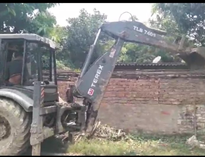 বারুইপুরে বুলডোজার দিয়ে ঘর ভাঙ্গা চালু হয়ে গেল।