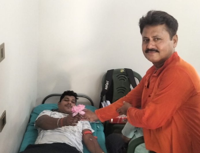 ভারতের প্রধানমন্ত্রীর নরেন্দ্র মোদির মায়ের ১০৪ তম জন্মদিন উপলক্ষে রক্তদান শিবির করে বারুইপুরে।