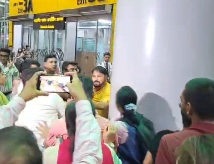 অভিষেক বন্দ্যোপাধ্যায়কে ঘিরে কলকাতা বিমানবন্দরে উত্তেজনা,