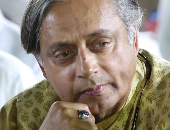 মোদির প্রশংসা করায় থারুরকে খোঁচা কংগ্রেসের