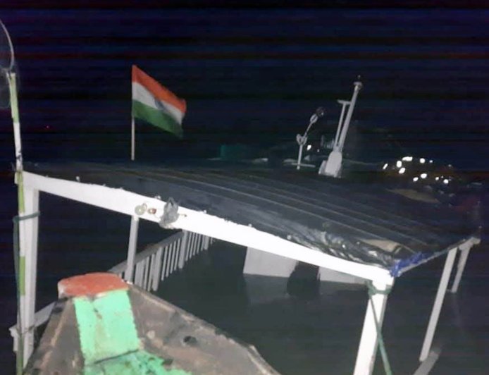 নামখানার হাতানিয়া-দোয়ানিয়া নদীতে দুর্ঘটনা! নৌকার ধাক্কায় ডুব গেল সুন্দরবনের বোট