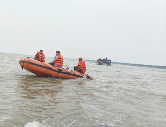 ঘোড়ামারার কাছে পণ্যবাহী ট্রলার ডুবি, উদ্ধার ১ শ্রমিকের দেহ, এখনও নিখোঁজ ১*
