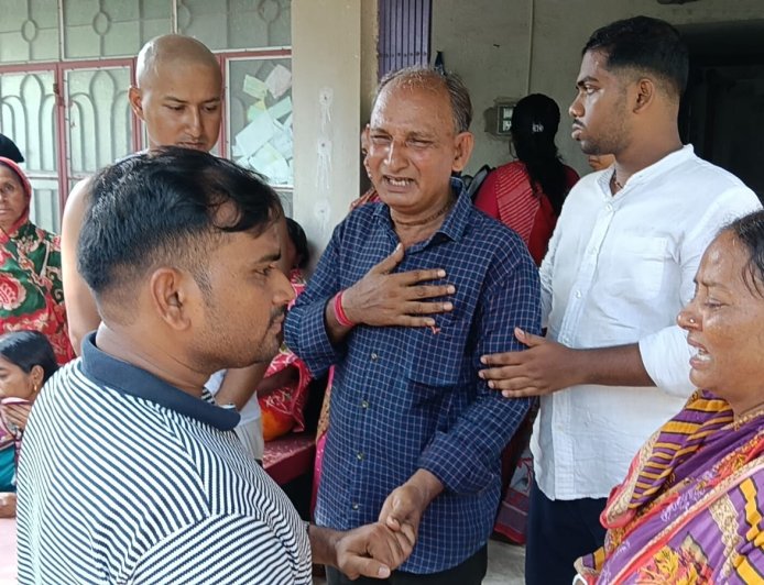 লখনৌ অগ্নিকাণ্ডে মৃত সৌমাল্যর বাড়িতে সাগরের বিধায়ক! কোম্পানির বিরুদ্ধে ক্ষোভ উগরে বিচার চাইল পরিবার