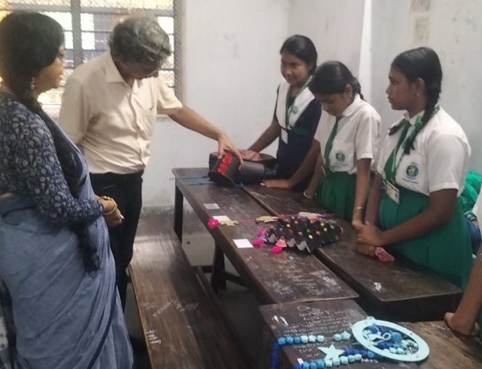 স্কুলে বর্জ্য পদার্থ ব্যবহার নিয়ে সচেতন শিবির ও হাতে-গড়াজিনিস প্রদর্শনী হয় বারুইপুরে
