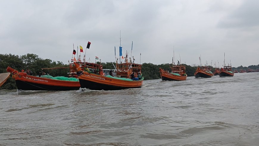 অবশেষে প্রতীক্ষার অবসান! গঙ্গাপুজো সেরে ইলিশের খোঁজে সমুদ্রে নামল হাজারো ট্রলার